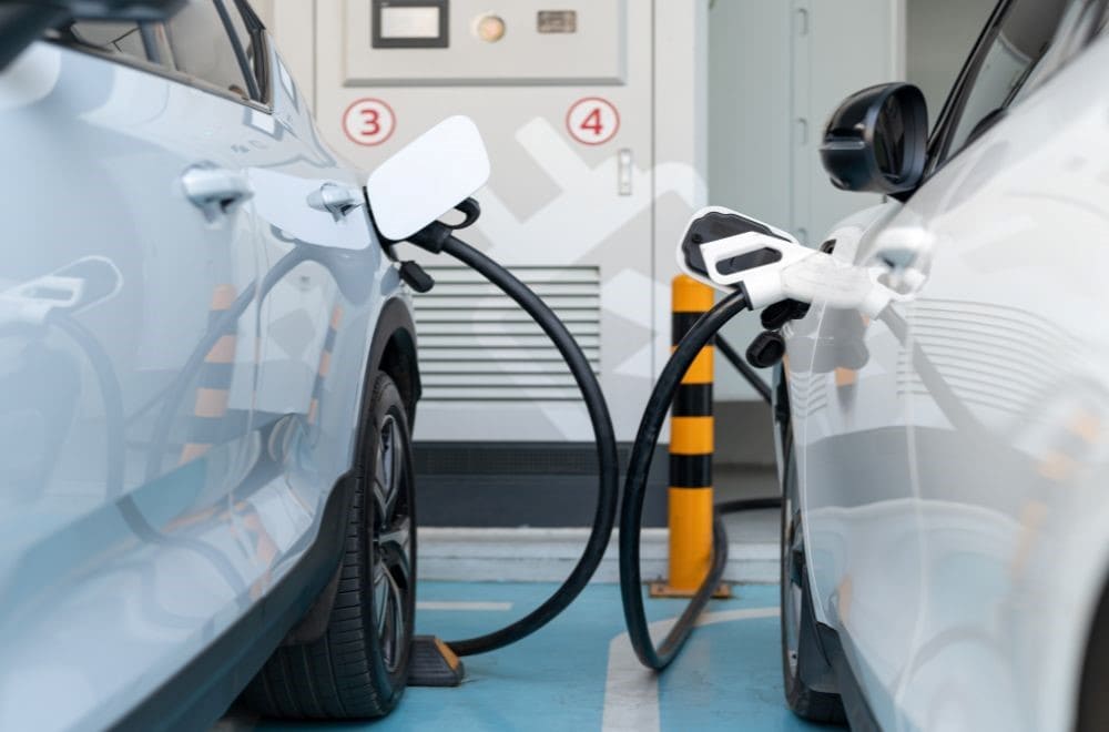 Javne polnilne postaje so dostopne vsem voznikom električnih vozil.